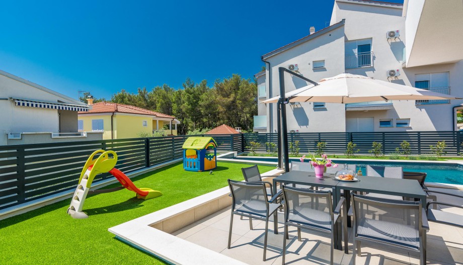 VILLA BURA
