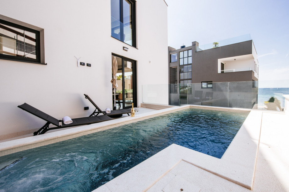 Crystal Holiday Residence II Luxury apartment with pool