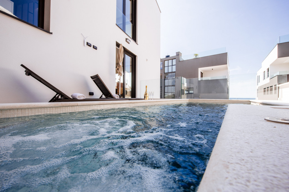 Crystal Holiday Residence II Luxury apartment with pool