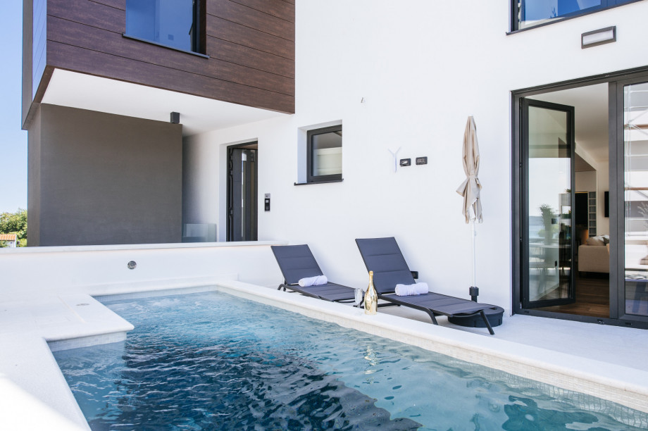 Crystal Holiday Residence II Luxury apartment with pool