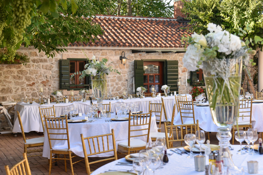 VILLA RAŽNJEVIĆA DVORI A.D. 1307