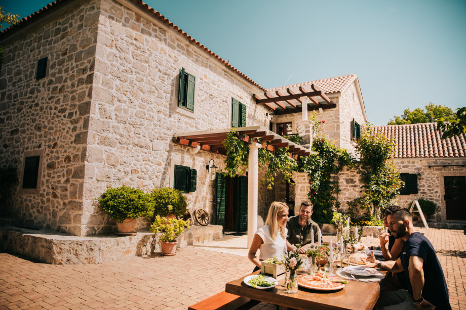 VILLA RAŽNJEVIĆA DVORI A.D. 1307