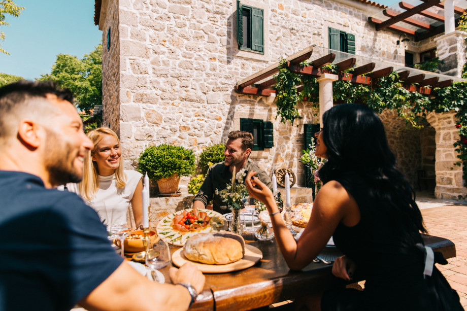 VILLA RAŽNJEVIĆA DVORI A.D. 1307