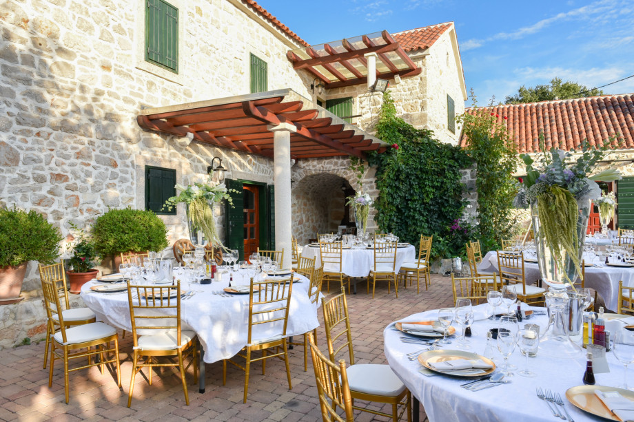 VILLA RAŽNJEVIĆA DVORI A.D. 1307