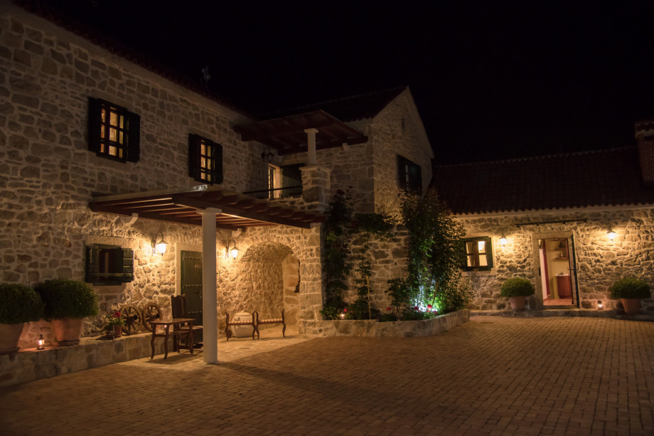 VILLA RAŽNJEVIĆA DVORI A.D. 1307