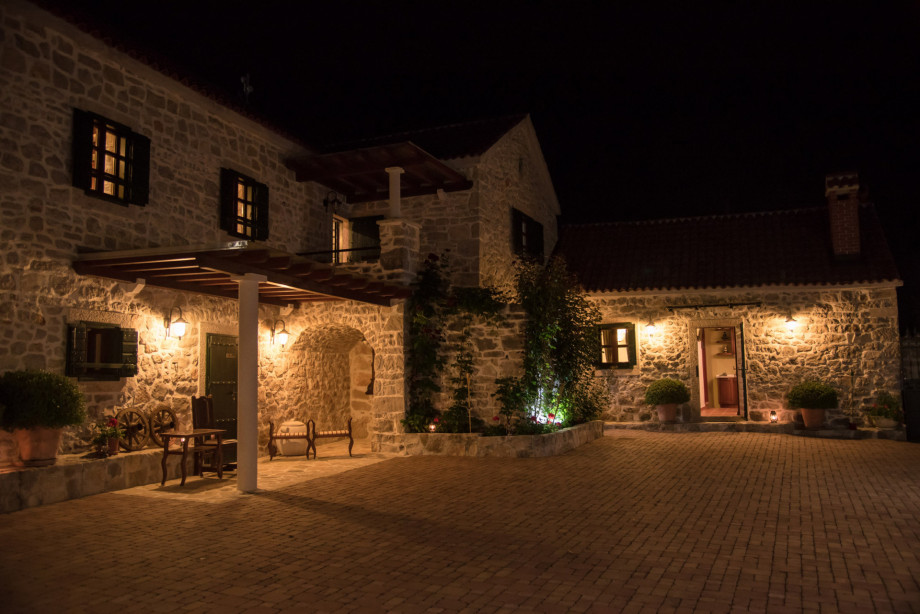 VILLA RAŽNJEVIĆA DVORI A.D. 1307