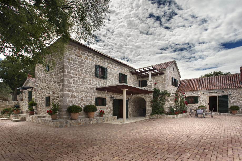 VILLA RAŽNJEVIĆA DVORI A.D. 1307