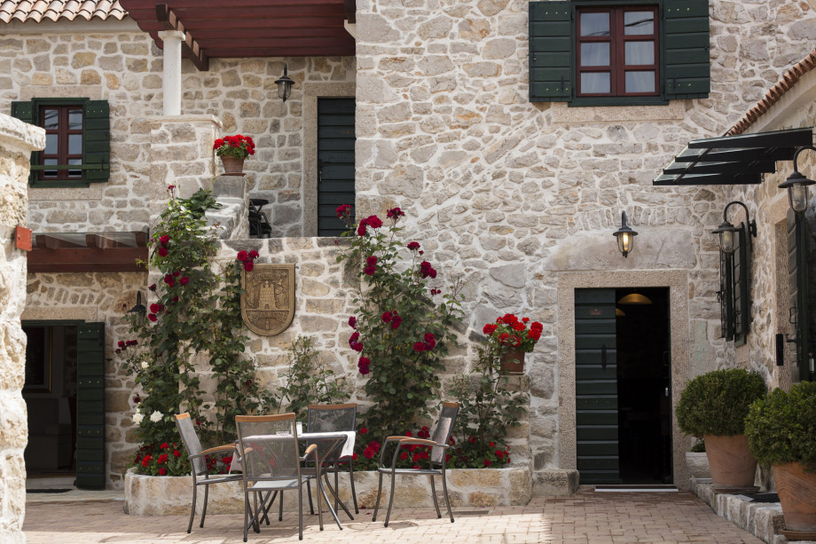 VILLA RAŽNJEVIĆA DVORI A.D. 1307