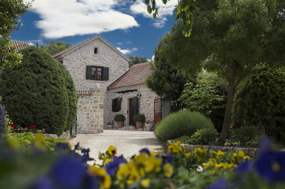 VILLA RAŽNJEVIĆA DVORI A.D. 1307