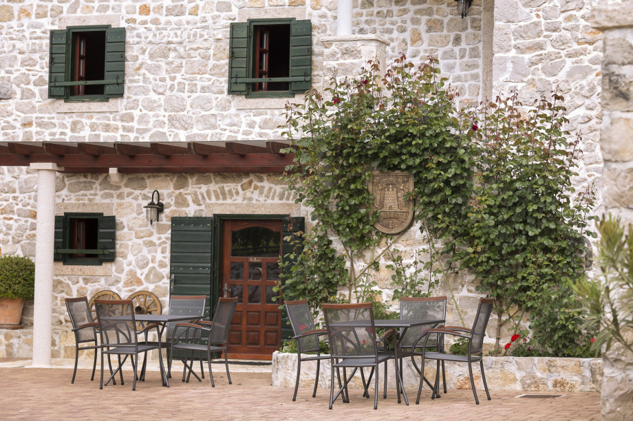 VILLA RAŽNJEVIĆA DVORI A.D. 1307