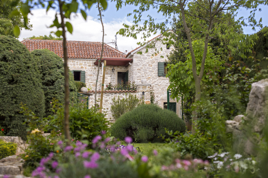 VILLA RAŽNJEVIĆA DVORI A.D. 1307