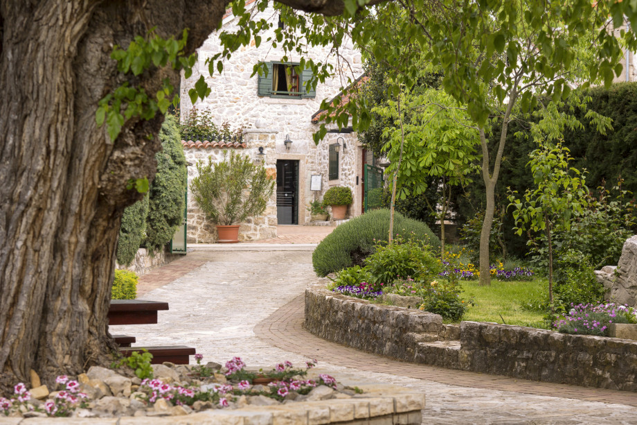 VILLA RAŽNJEVIĆA DVORI A.D. 1307