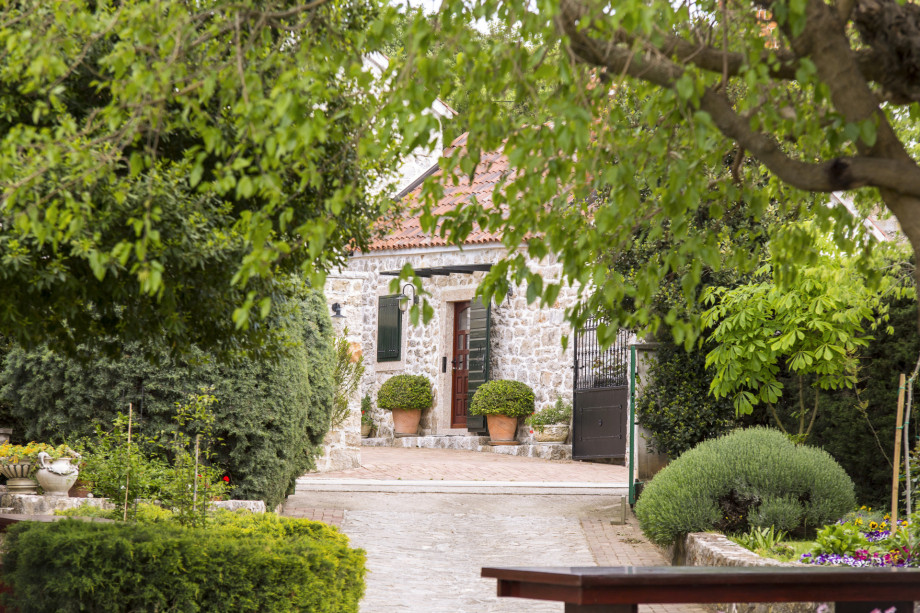 VILLA RAŽNJEVIĆA DVORI A.D. 1307