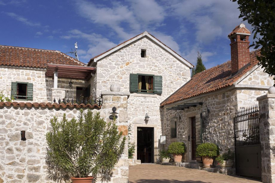 VILLA RAŽNJEVIĆA DVORI A.D. 1307