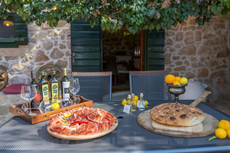 VILLA RAŽNJEVIĆA DVORI A.D. 1307