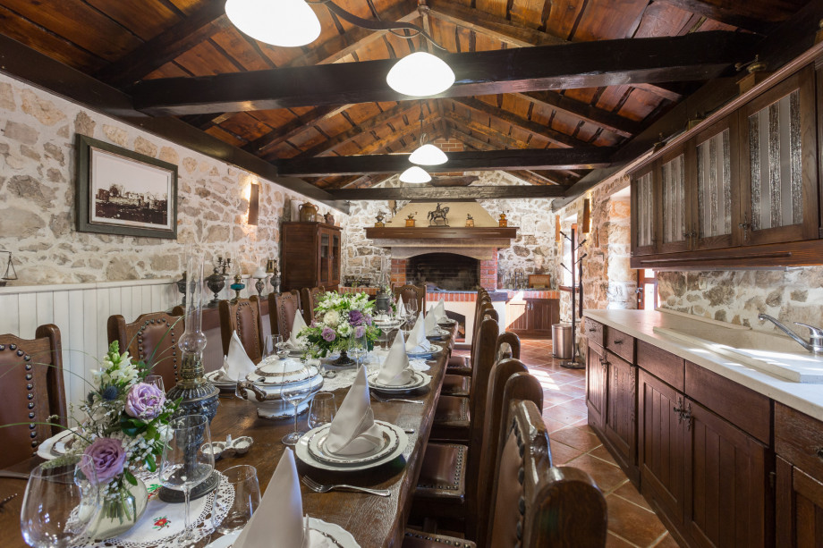 VILLA RAŽNJEVIĆA DVORI A.D. 1307