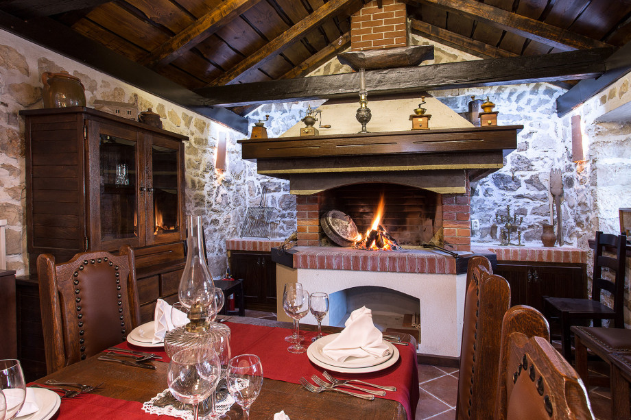 VILLA RAŽNJEVIĆA DVORI A.D. 1307