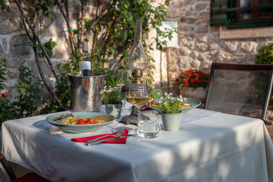 VILLA RAŽNJEVIĆA DVORI A.D. 1307