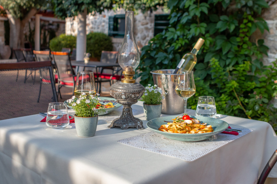 VILLA RAŽNJEVIĆA DVORI A.D. 1307