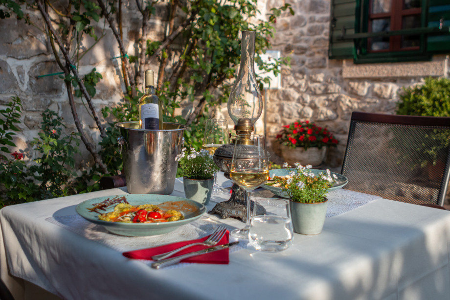 VILLA RAŽNJEVIĆA DVORI A.D. 1307