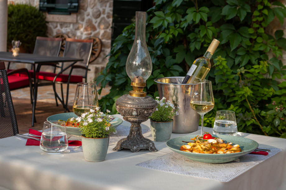 VILLA RAŽNJEVIĆA DVORI A.D. 1307