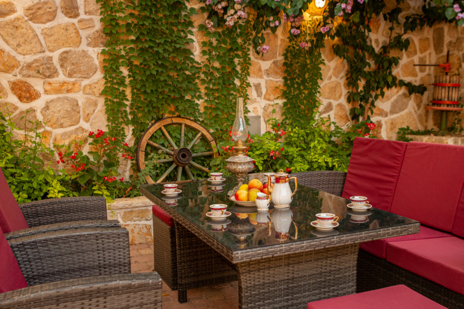 VILLA RAŽNJEVIĆA DVORI A.D. 1307