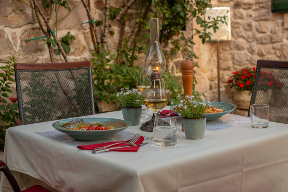 VILLA RAŽNJEVIĆA DVORI A.D. 1307