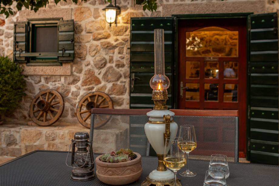 VILLA RAŽNJEVIĆA DVORI A.D. 1307