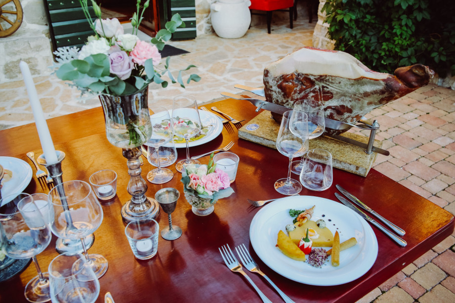 VILLA RAŽNJEVIĆA DVORI A.D. 1307