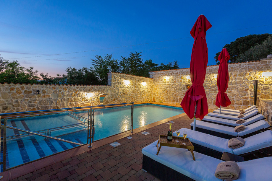 VILLA RAŽNJEVIĆA DVORI A.D. 1307